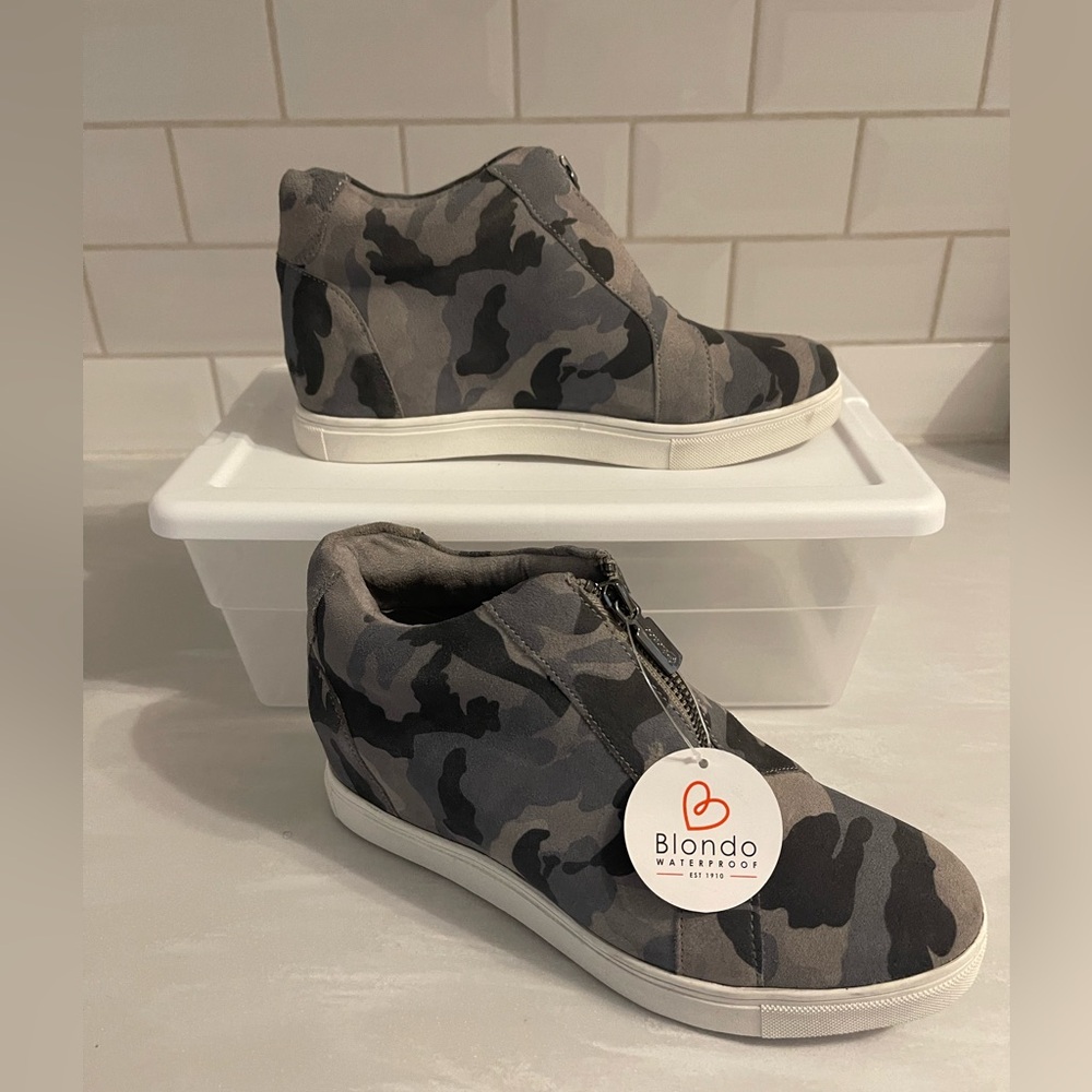 **NEW** Blondo Glenda Camo Wedge Sneaker Size 8